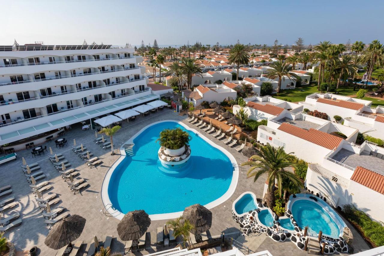 Een luchtfoto van een resort met een zwembad. bij SOL by Meliá Barbacan in Playa del Inglés