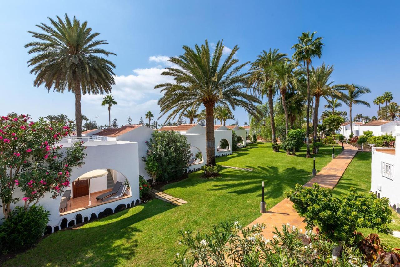 een uitzicht op de achtertuin van een huis met palmbomen bij SOL by Meliá Barbacan in Playa del Inglés