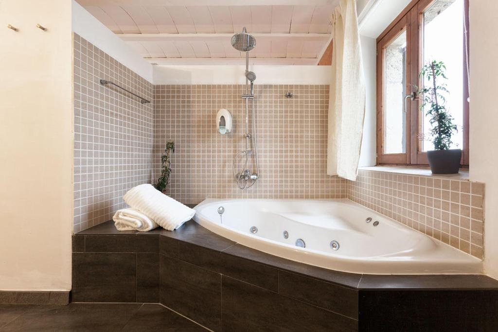 Badkamer met ligbad — Ca'n Riera
