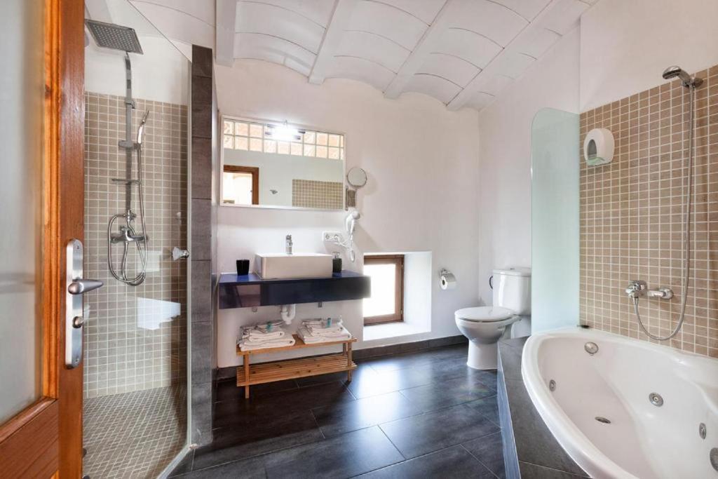 Badkamer met ligbad — Ca'n Riera