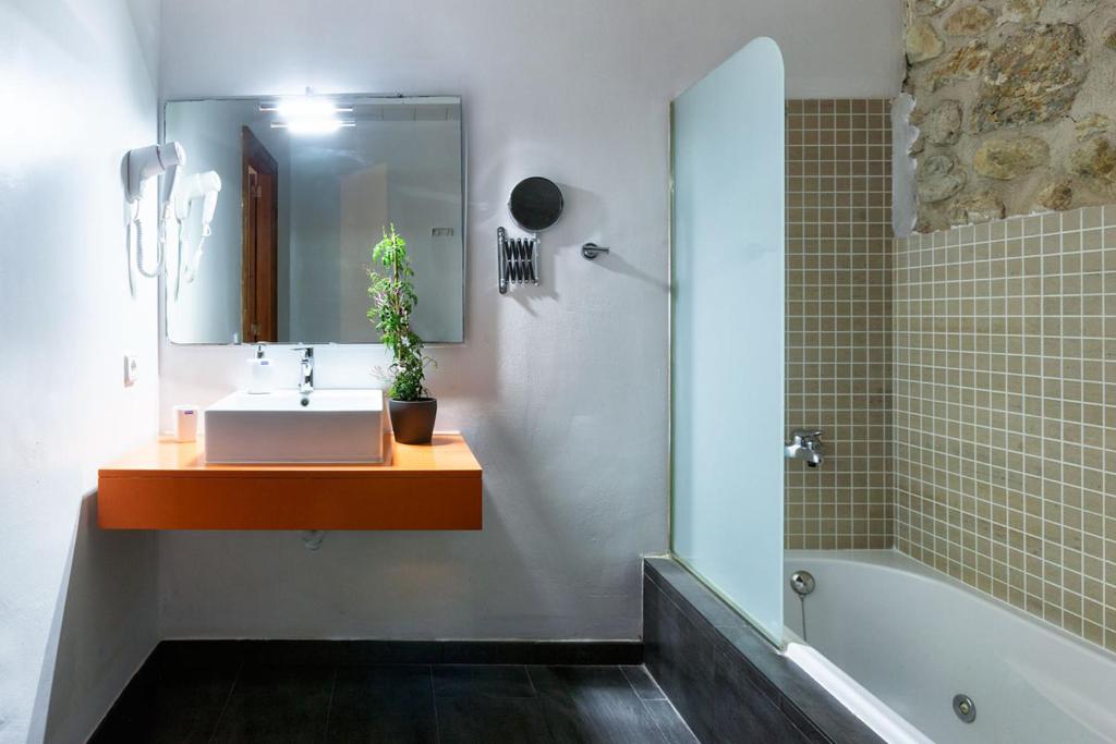Badkamer met ligbad — Ca'n Riera