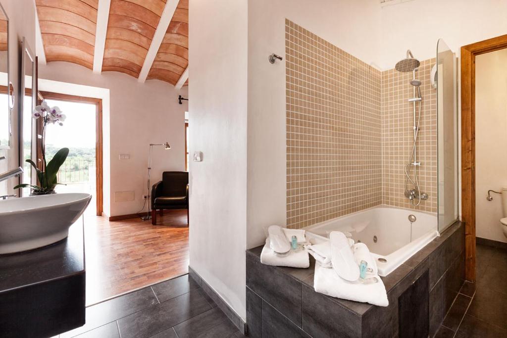 Badkamer met ligbad — Ca'n Riera