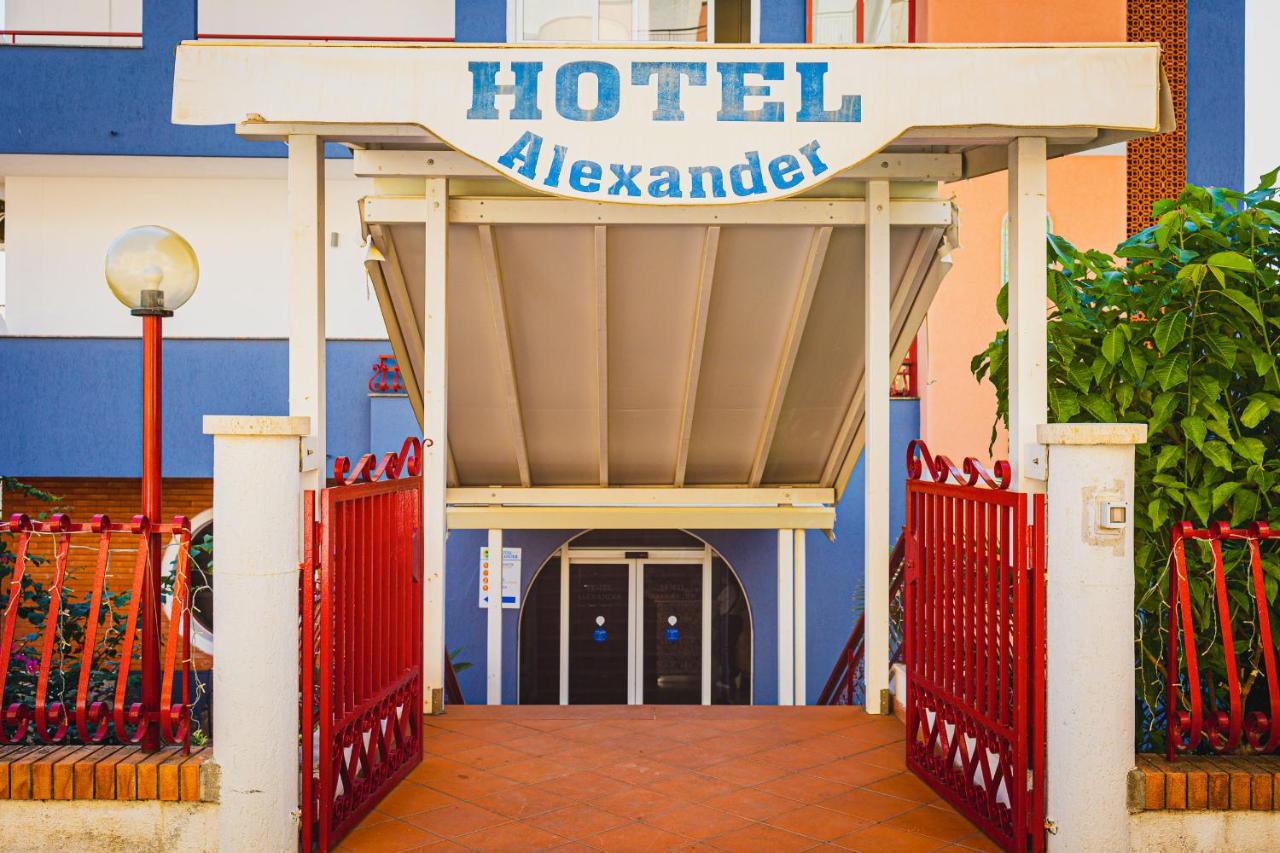 een hotelingang met een bordje 'hotel verzamelen' erop. bij Hotel Alexander in Giardini Naxos
