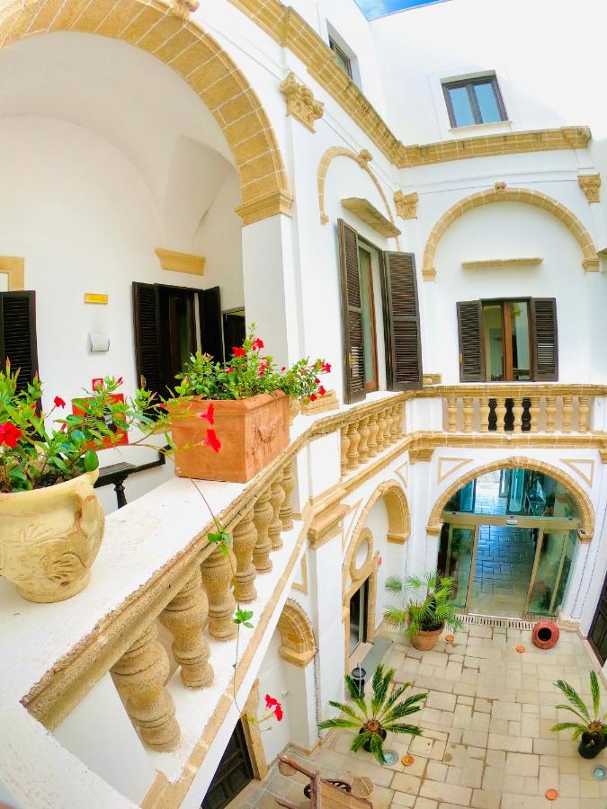een sierlijke trap in een huis met potplanten bij Al Pescatore Hotel & Restaurant in Gallipoli