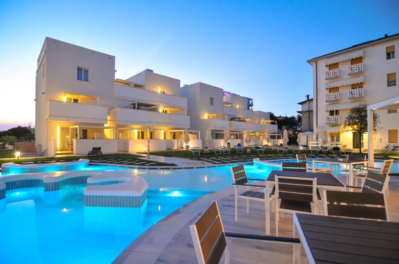 een hotel met een zwembad voor een gebouw bij Marina Palace Hotel 4 stelle S in Caorle