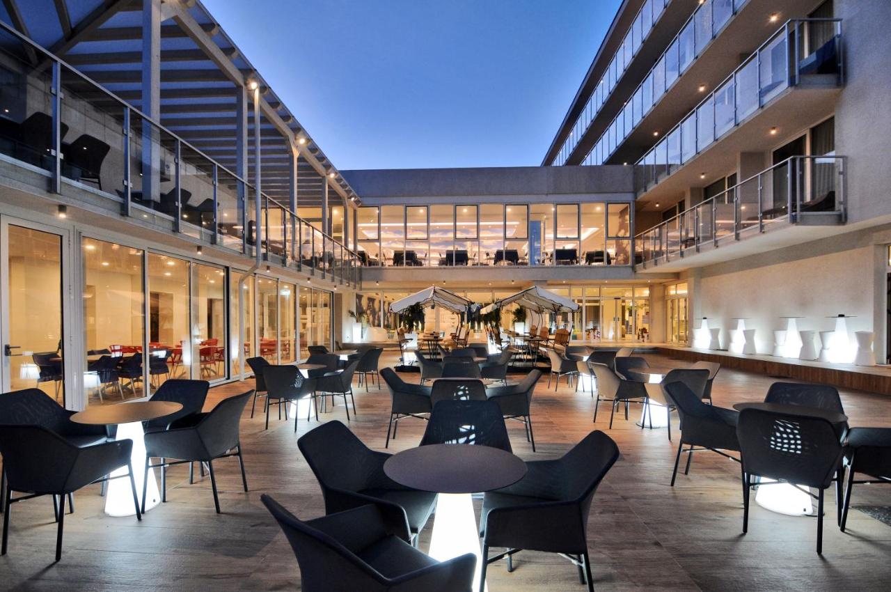 een restaurant met tafels en stoelen in een gebouw bij Marina Palace Hotel 4 stelle S in Caorle