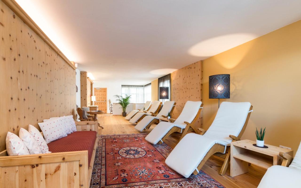 een wachtkamer met witte stoelen en een bank bij Hotel Villa Kastelruth in Castelrotto +92 foto's