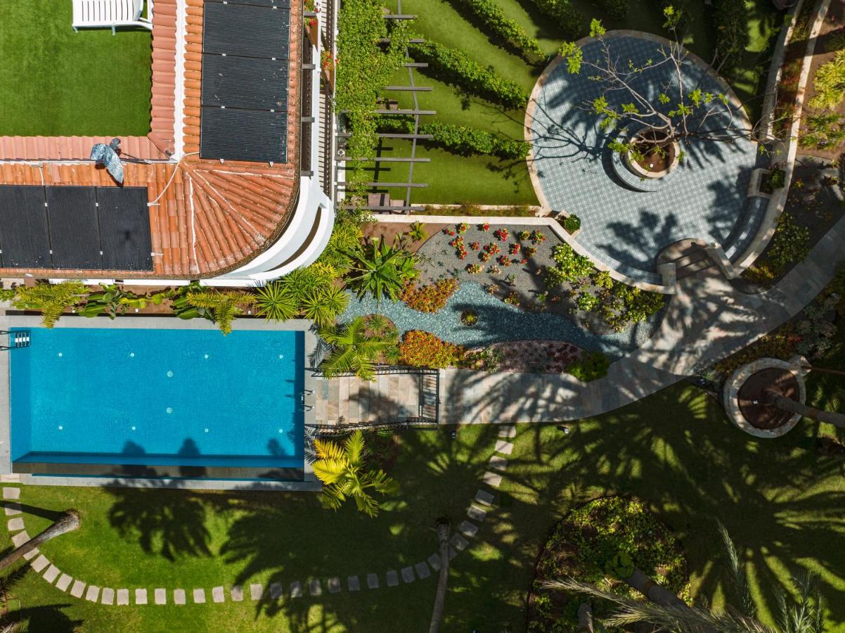 Een bovenaanzicht van een zwembad in een tuin. bij Eden Meloneras by TAM Resorts in Maspalomas