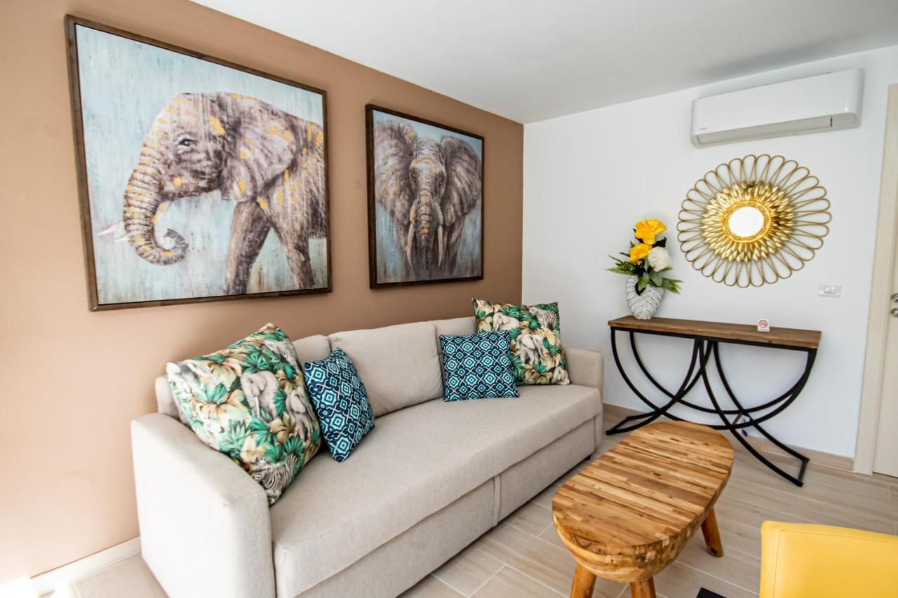 een woonkamer met een bank en een tafel bij Eden Meloneras by TAM Resorts in Maspalomas