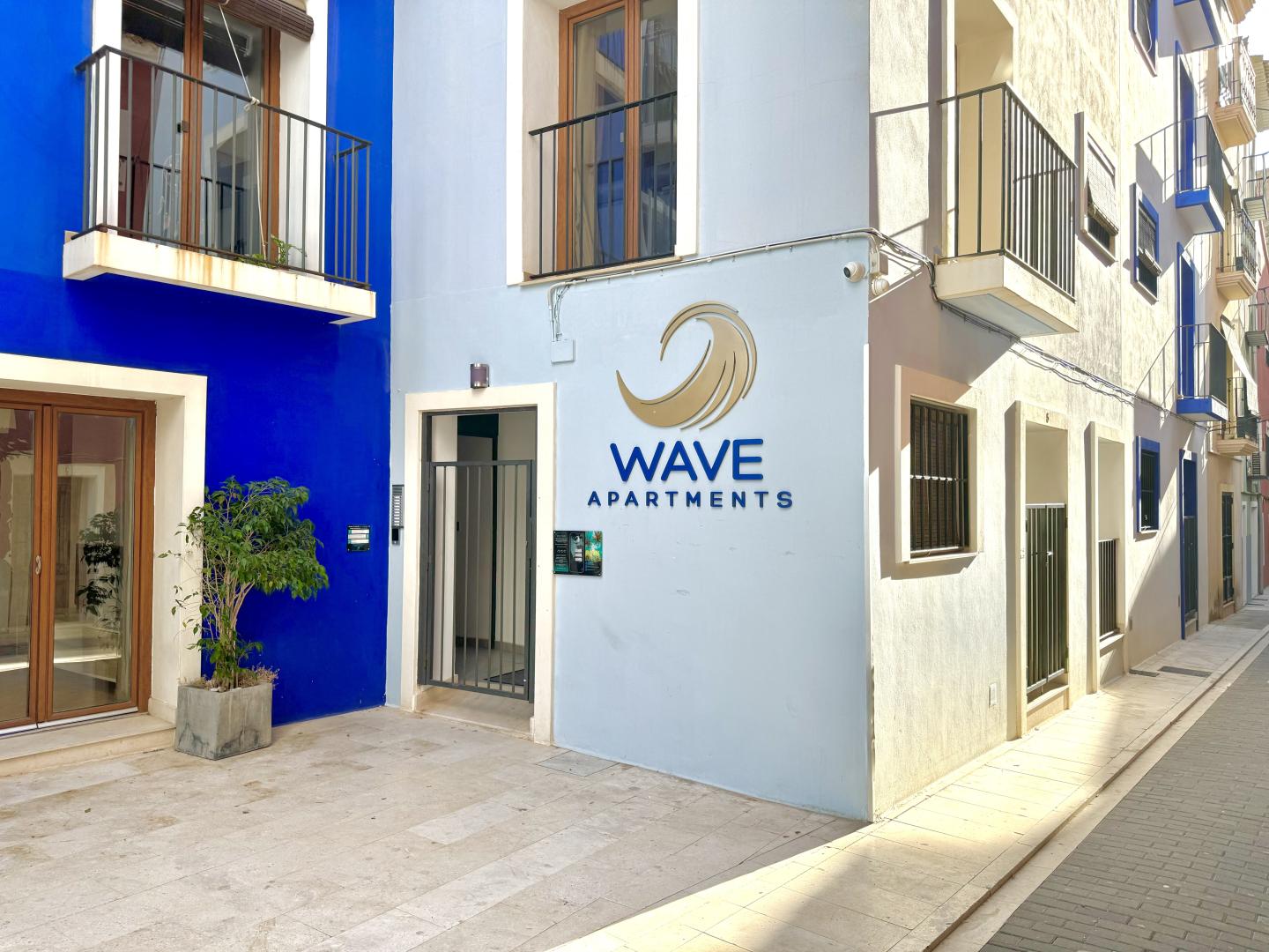 Mediterraans hotelgebouw — Apartamentos Costera del Mar By Mc