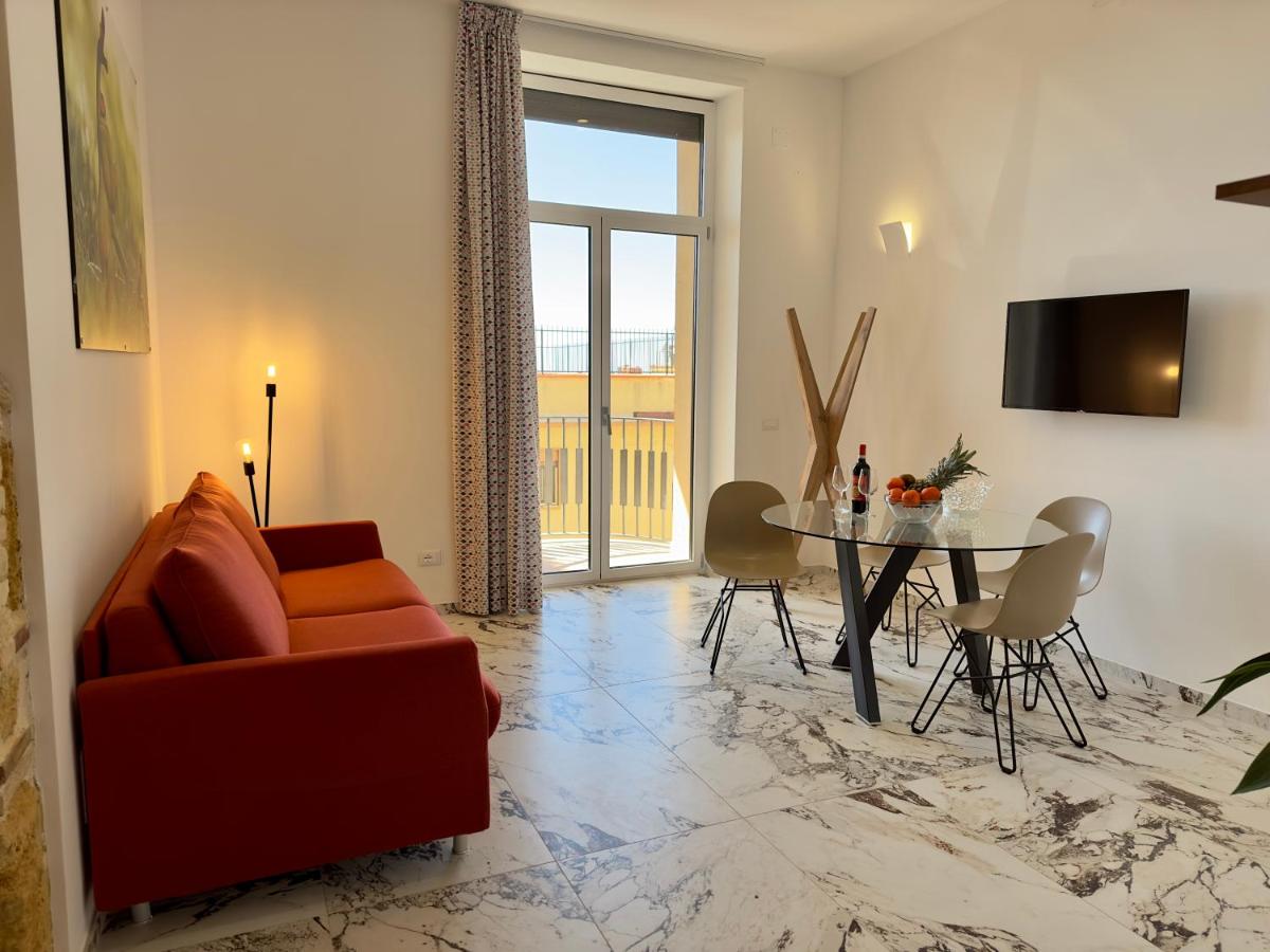 een woonkamer met een bank en een tafel bij Hotel Exclusive in Agrigento