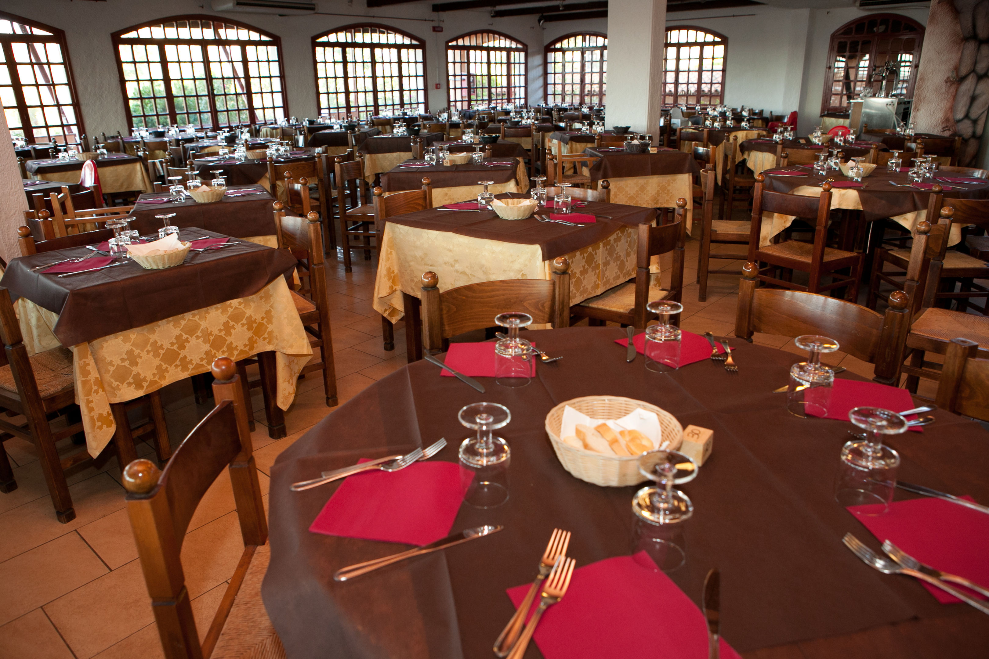 Restaurant met gedekte tafels — Club Esse Cala Bitta
