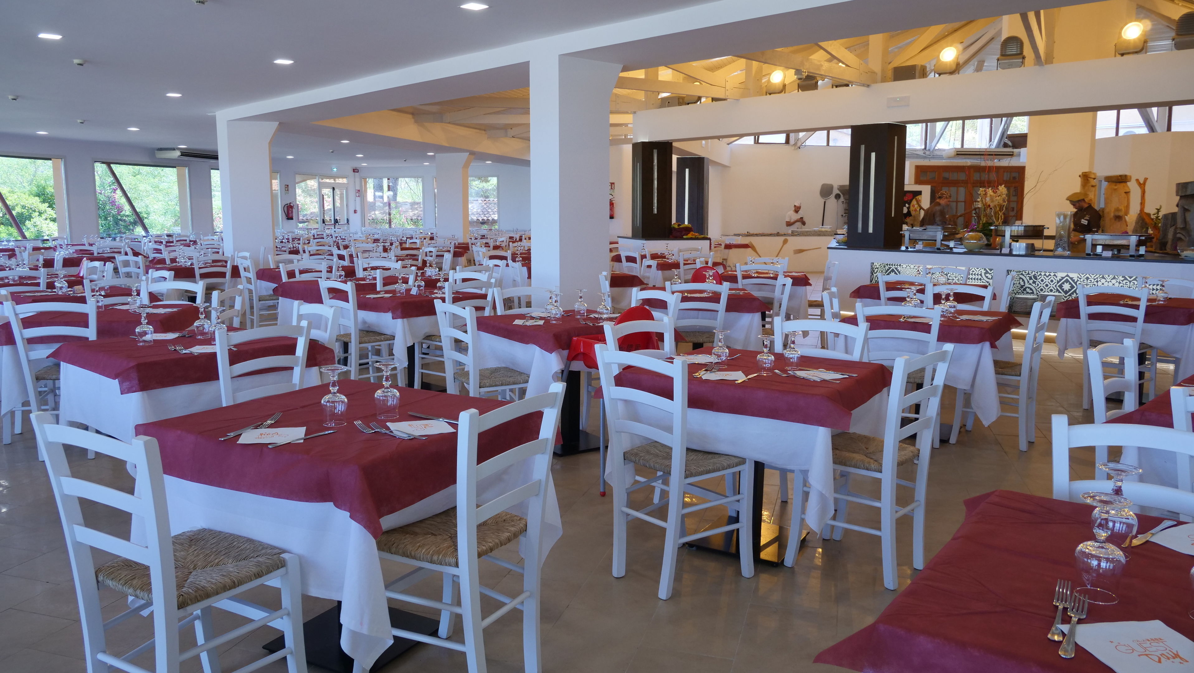 Restaurant met gedekte tafels — Club Esse Cala Bitta