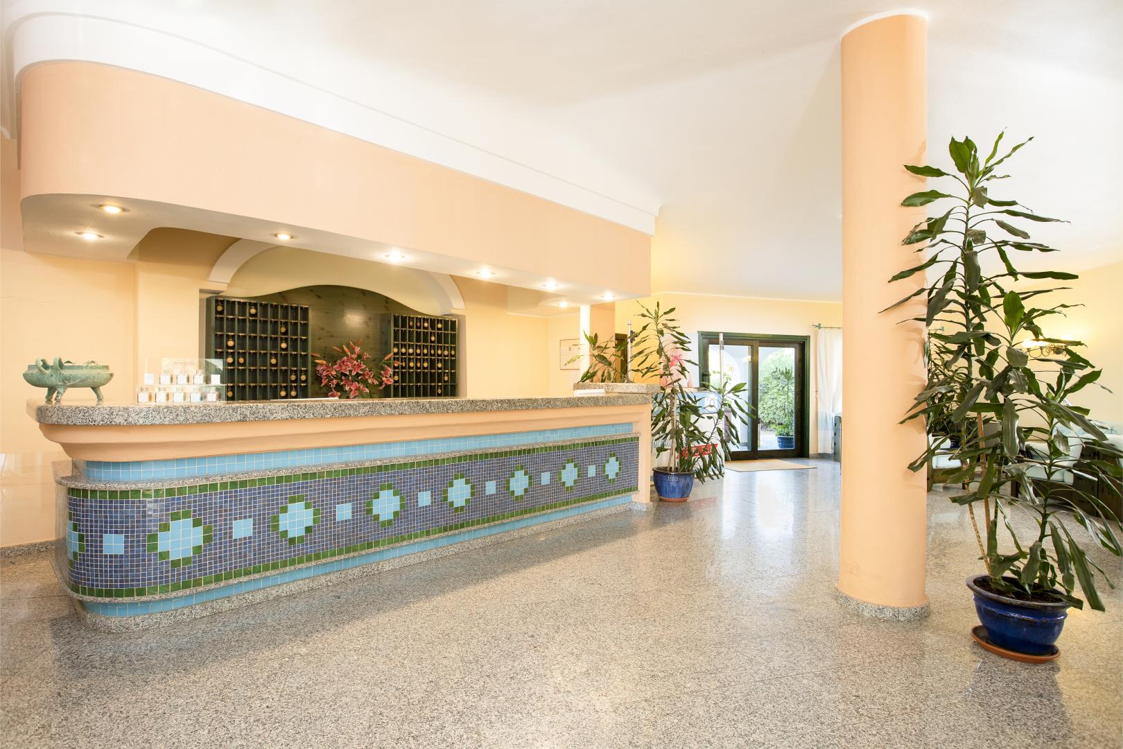 Lobby met receptie — Nicolaus Club Quattro Lune Resort