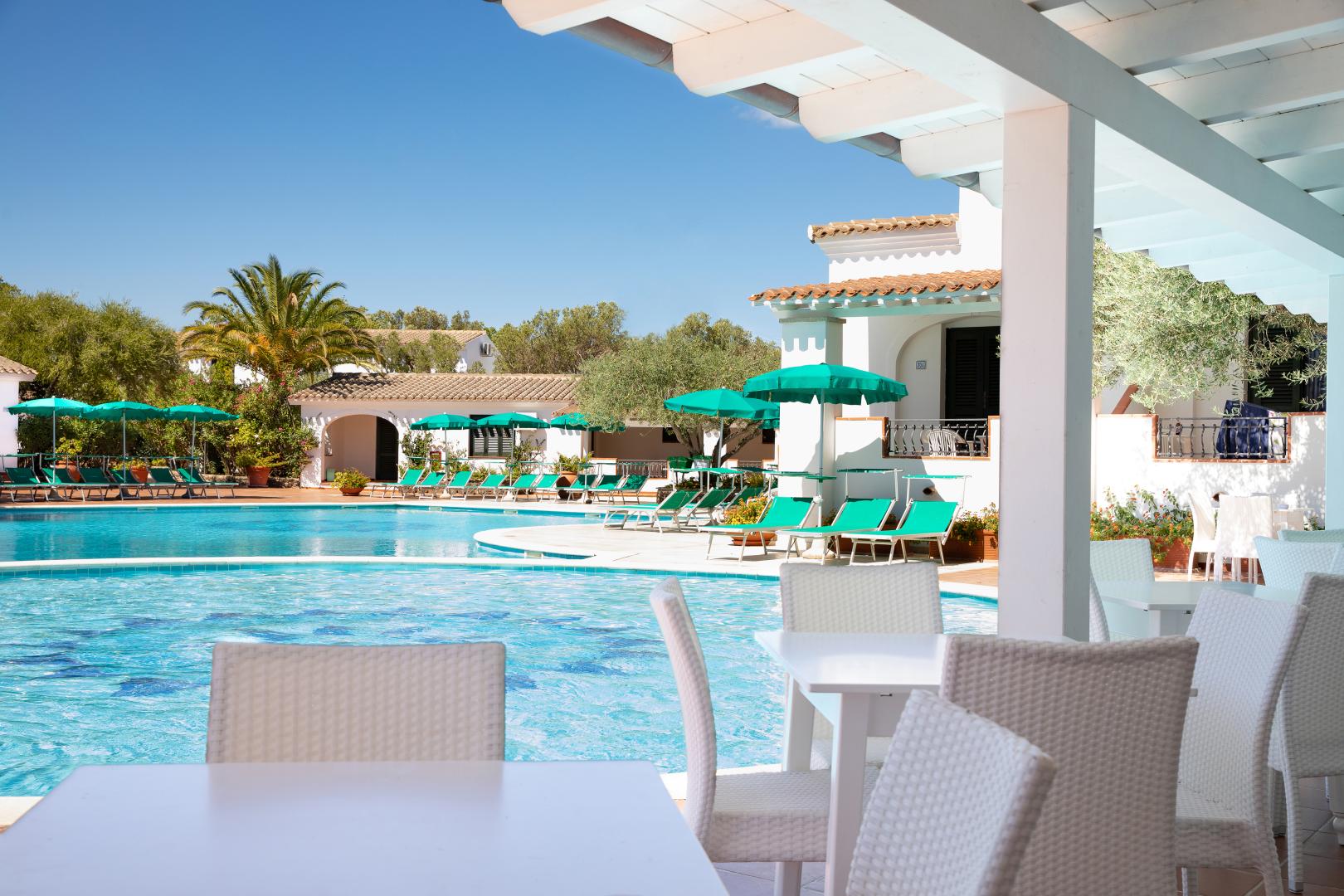 Zwembad omringd door palmbomen — Nicolaus Club Quattro Lune Resort