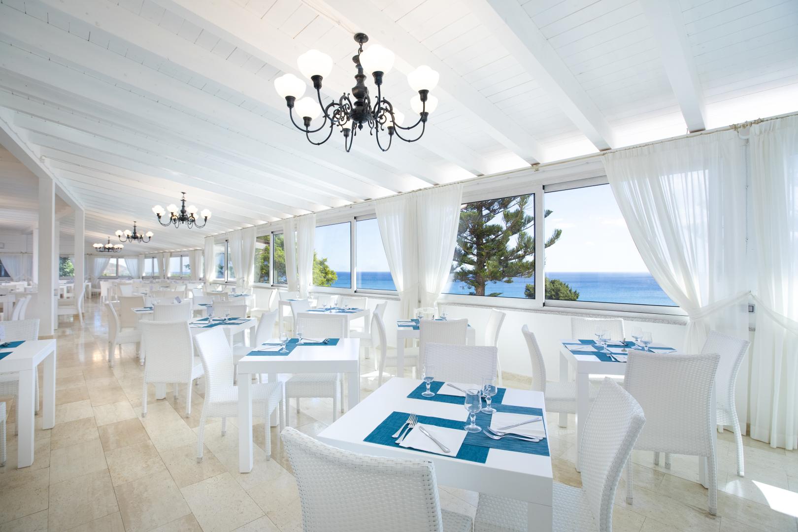 Restaurant met gedekte tafels — Nicolaus Club Quattro Lune Resort