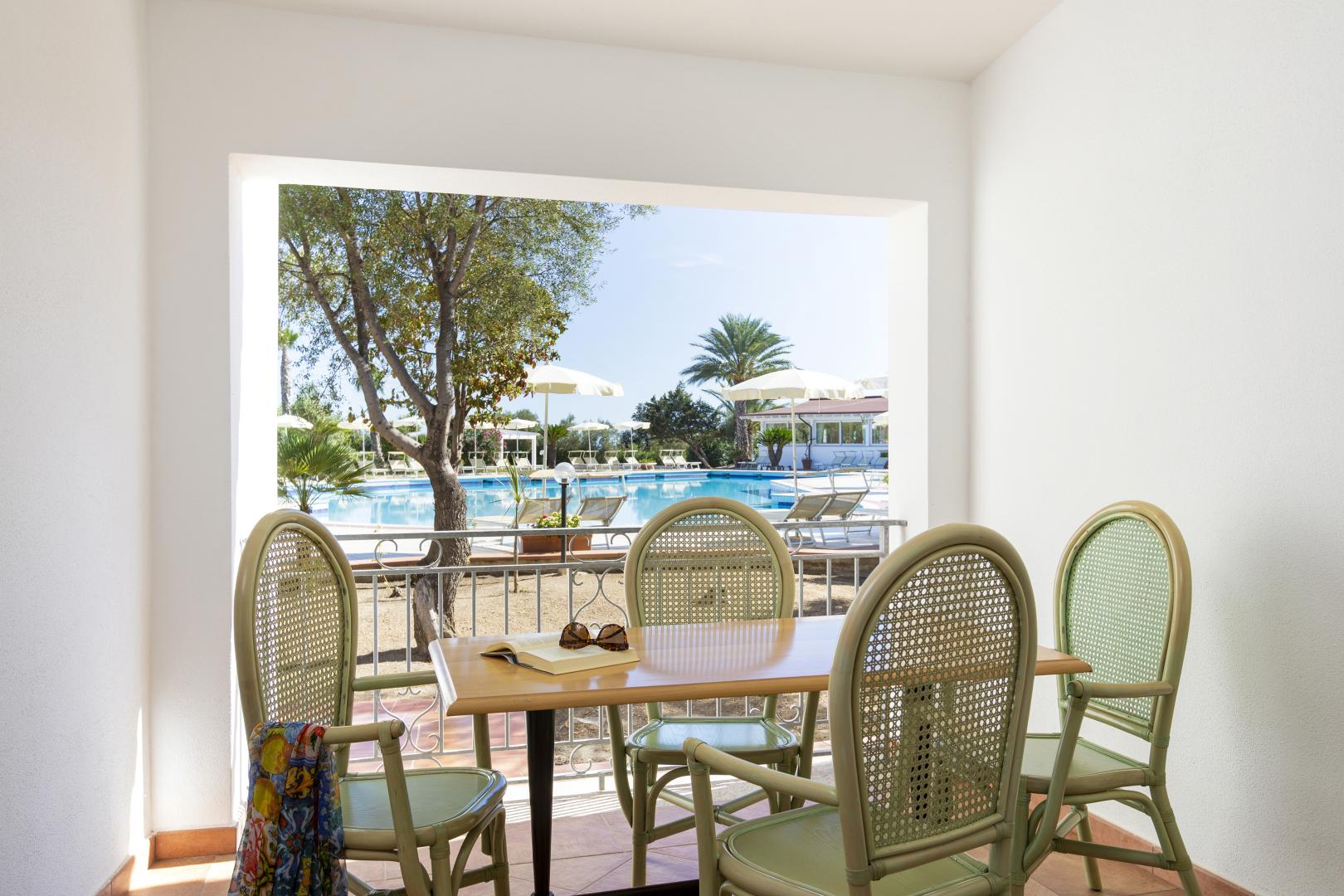 Restaurant met gedekte tafels — Nicolaus Club Quattro Lune Resort