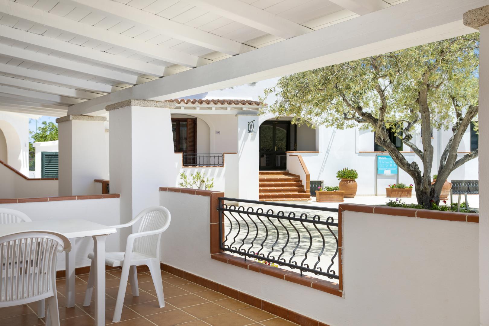 Bar met drankenselectie — Nicolaus Club Quattro Lune Resort