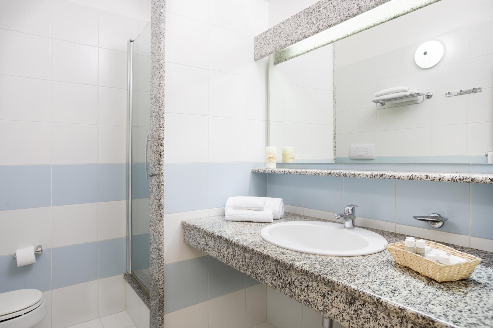 Badkamer met inloopdouche — Nicolaus Club Quattro Lune Resort