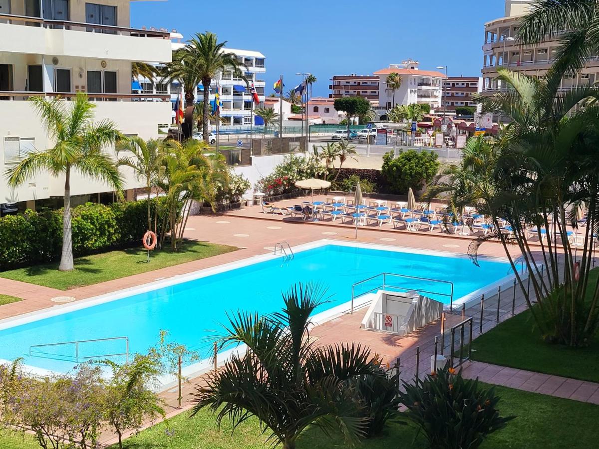 een bovenaanzicht van een zwembad in een resort bij Las Camelias Apartments in Playa del Inglés