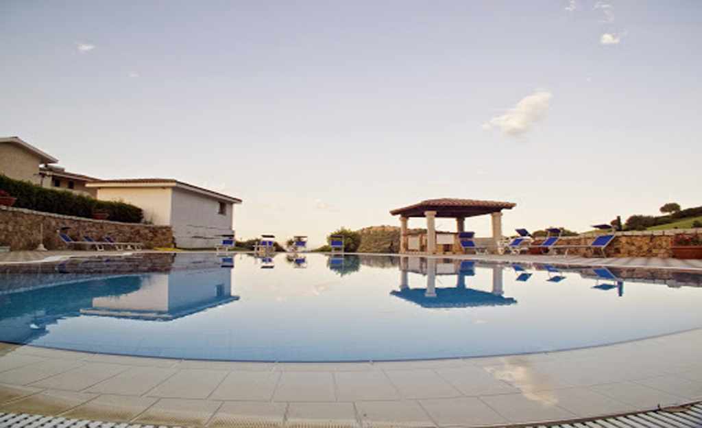 Buitenzwembad met ligbedden — Agriturismo Su Vrau