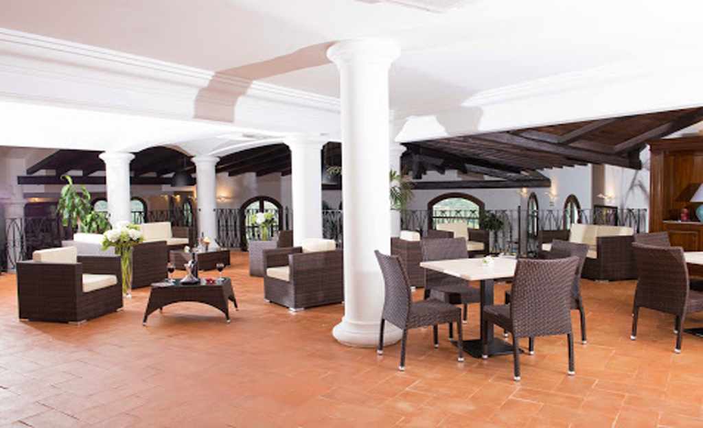 Restaurant met gedekte tafels — Agriturismo Su Vrau