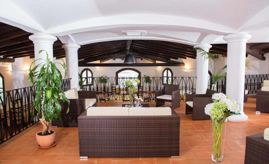 Restaurant met gedekte tafels — Agriturismo Su Vrau