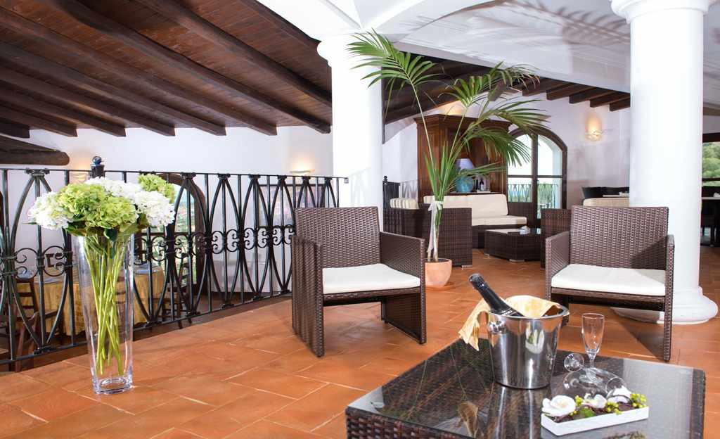 Restaurant met gedekte tafels — Agriturismo Su Vrau