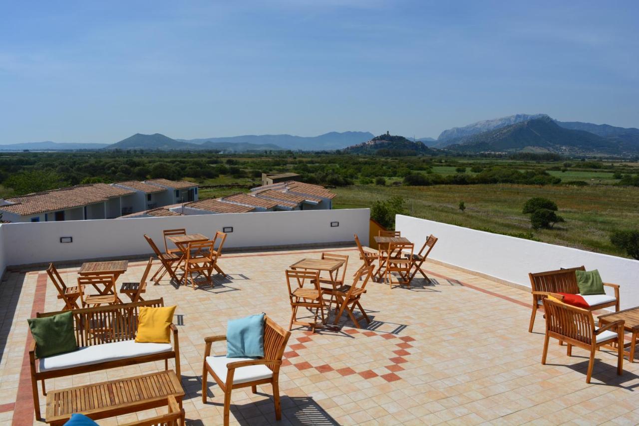 een groep stoelen en tafels op een terras bij Agriturismo Orvile in Posada