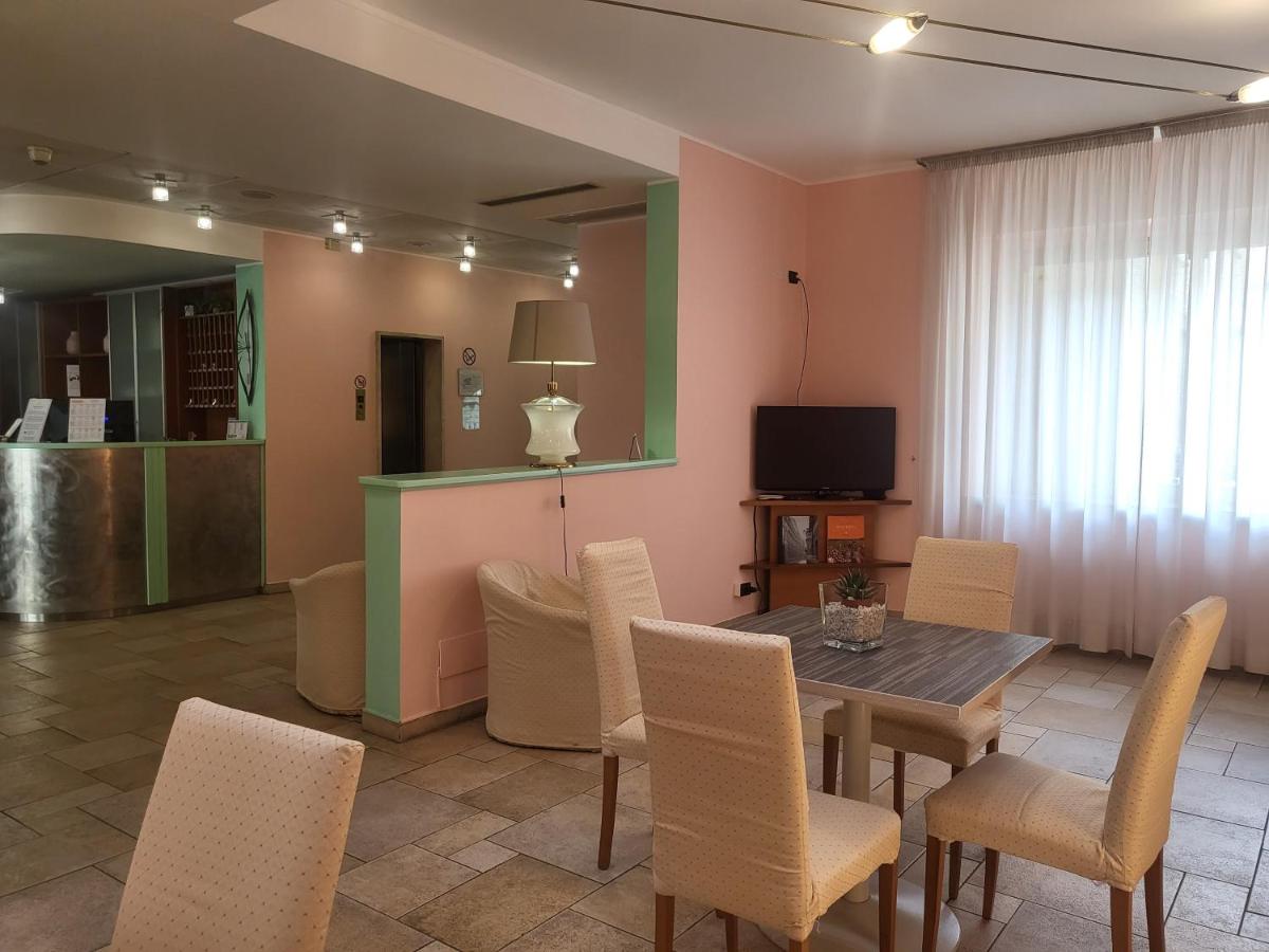 een eetkamer met een tafel en stoelen bij Hotel Lux in Alessandria +61 foto's