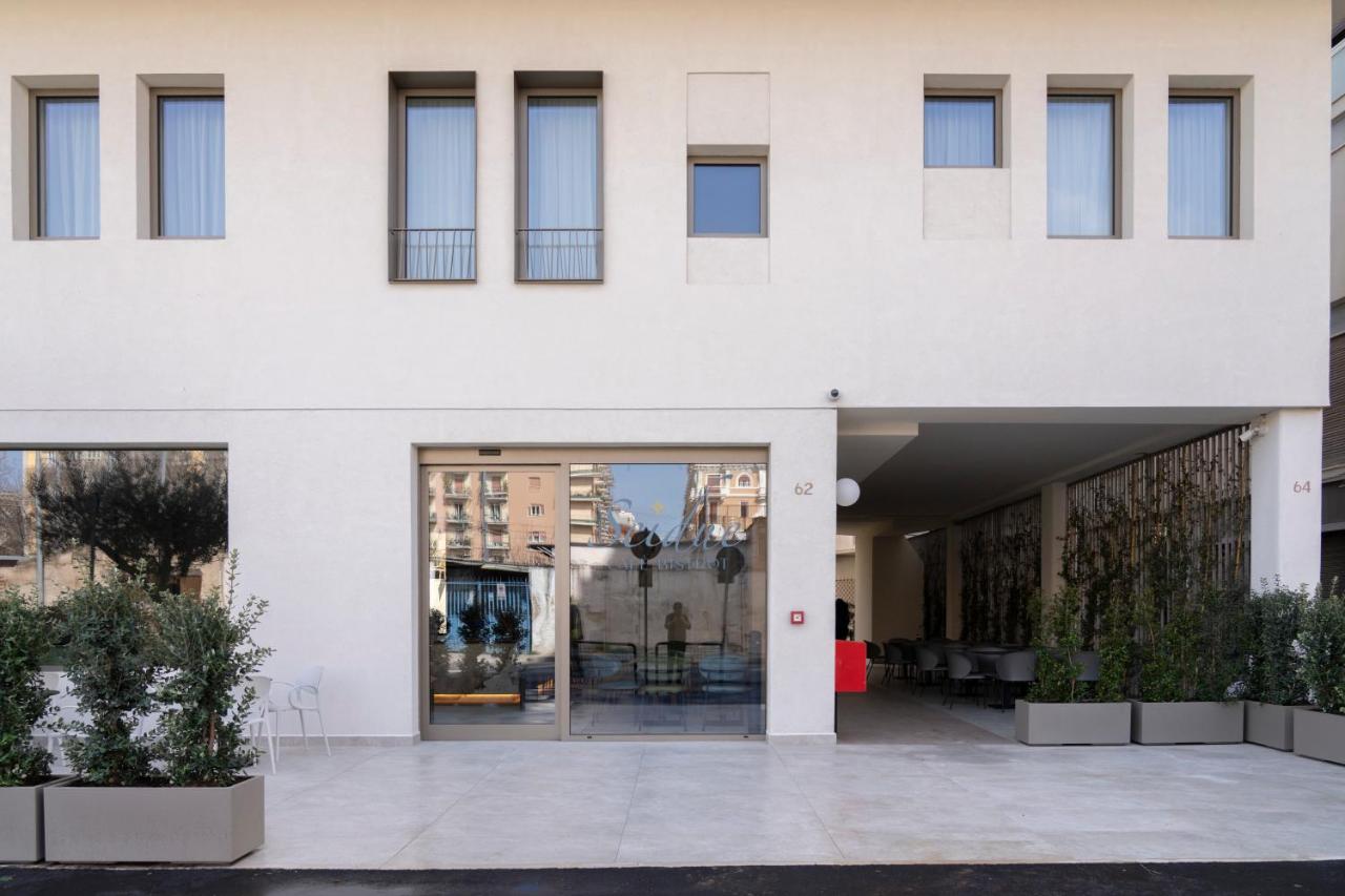 een wit gebouw met een grote glazen deur bij BISCARDI Hotel in Bari