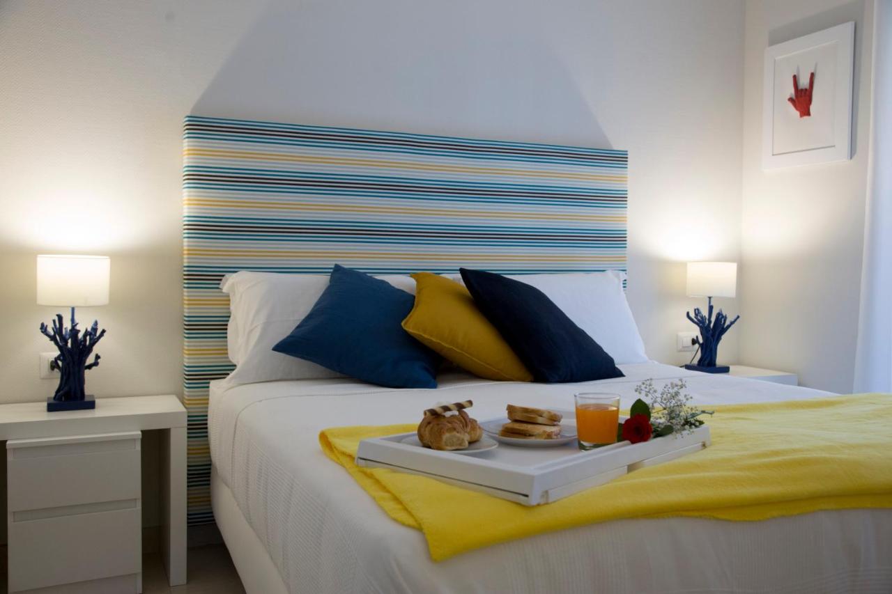 een slaapkamer met een bed waarop een dienblad met eten staat bij Sorrento ResArt Suite in Sorrento