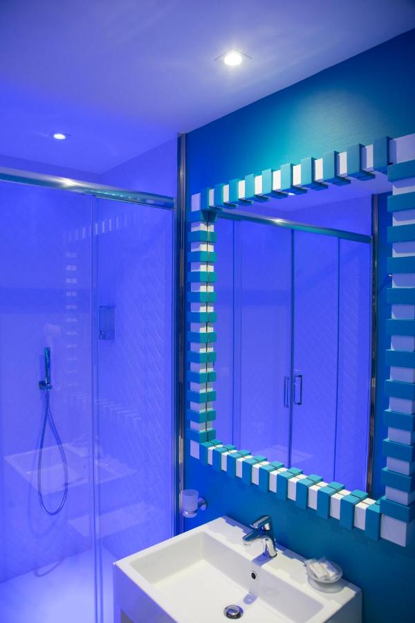 een badkamer met een wastafel, een douche en een spiegel bij Sorrento ResArt Suite in Sorrento