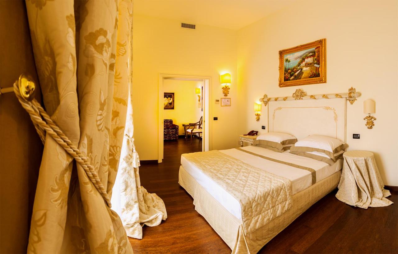 een slaapkamer met een bed in een kamer bij Grand Hotel Di Lecce in Lecce