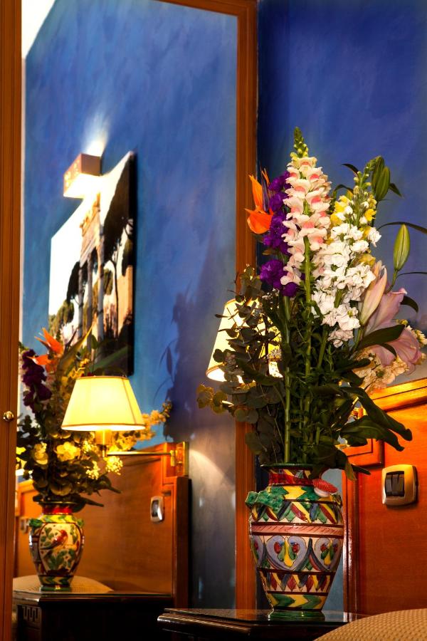 een vaas met bloemen op een tafel in een kamer bij Hotel Kent in Rome