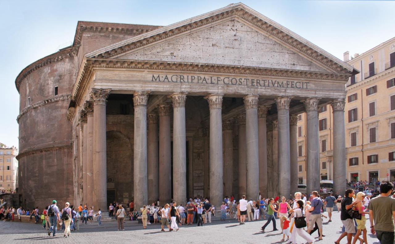 een groep mensen die voor een gebouw loopt bij Hotel Kent in Rome
