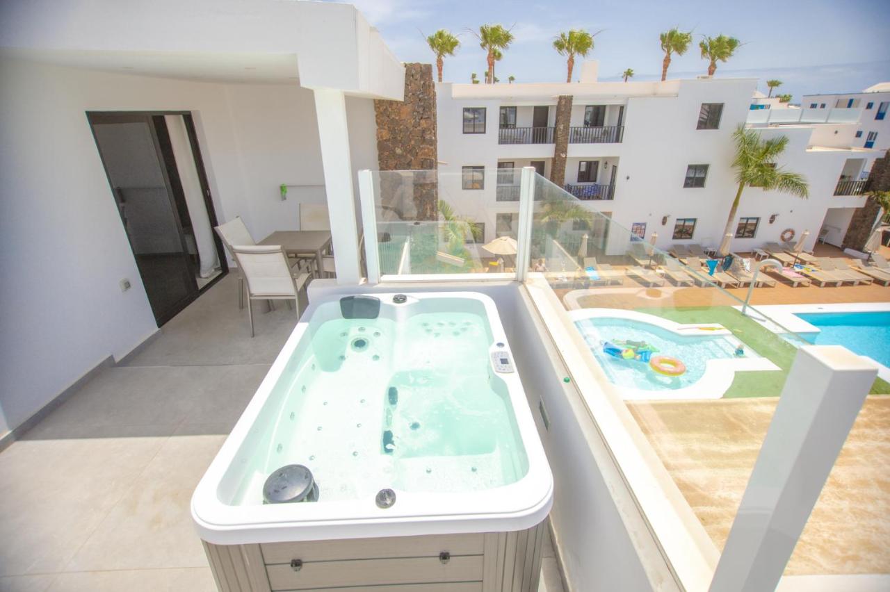 een jacuzzi op het balkon van een appartement bij Club Atlántico in Puerto del Carmen