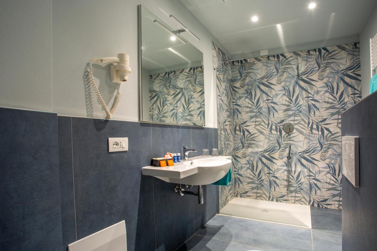 een badkamer met een wastafel en een douche bij Europalace Hotel in Verbania
