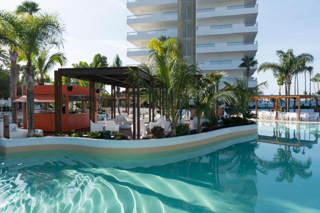 een impressie van het zwembad in het resort bij Hotel Gran Canaria Princess - Adults Only in Playa del Inglés