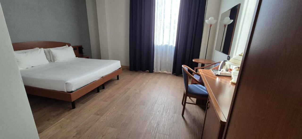 een hotelkamer met een bed en een bureau bij Hotel Le Cerbaie in Altopascio