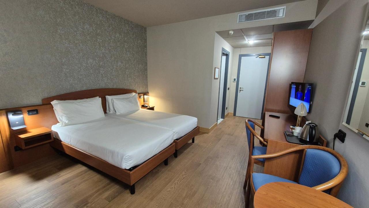 een hotelkamer met een bed en een tv erin bij Hotel Le Cerbaie in Altopascio