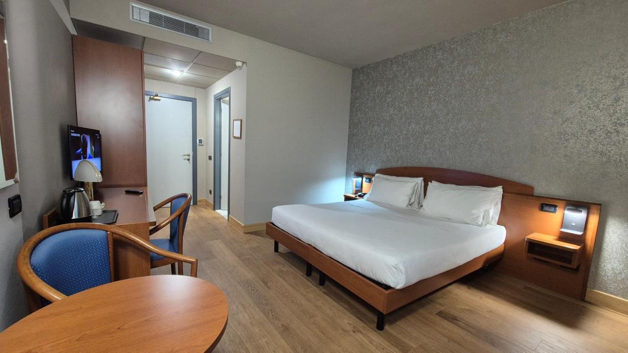 een hotelkamer met een bed en een tafel bij Hotel Le Cerbaie in Altopascio