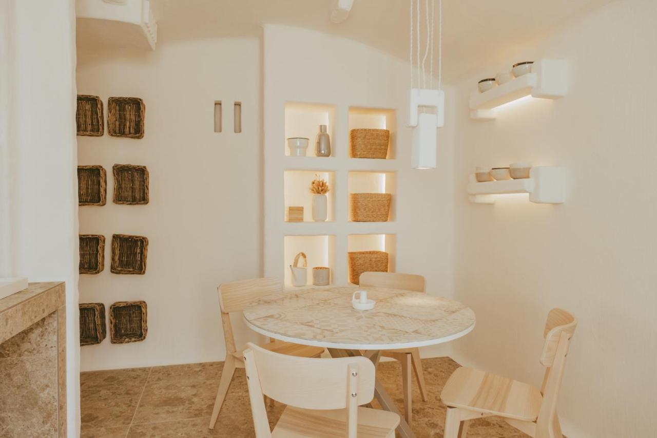 een eetkamer met een tafel en stoelen bij Masseria Borgo Ritella in Fasano