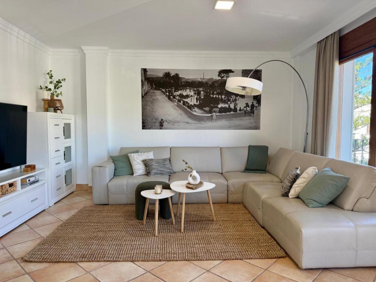 een woonkamer met een bank en een tafel bij Apartamento Sant Pere II in Benissa
