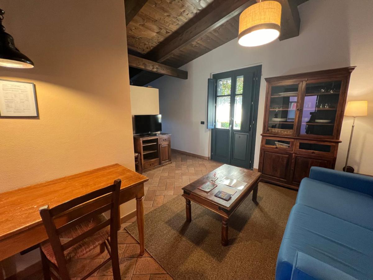 een woonkamer met een tafel en een blauwe bank bij Le Serre Suites & Apartments in Moncalieri +34 foto's