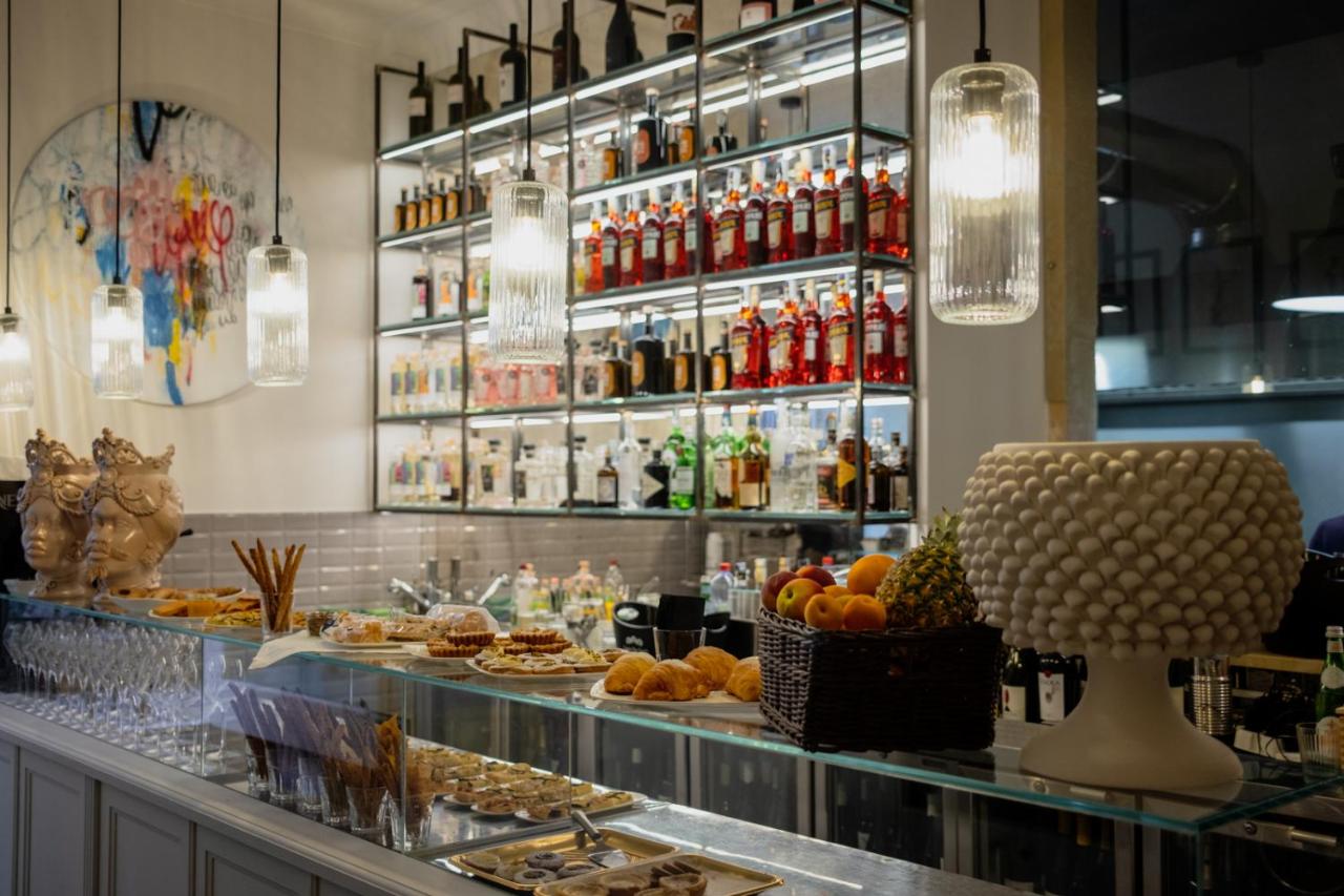 een bar met een buffet van eten en drinken bij La Dépendance Hotel in Noto