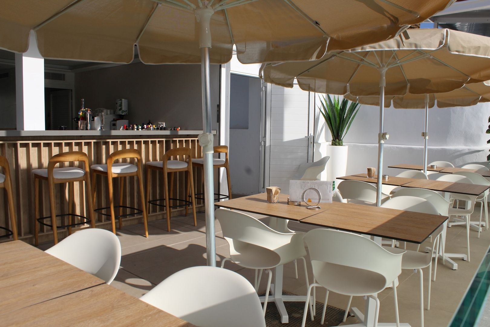 HL Miraflor Suites Hotel image 2