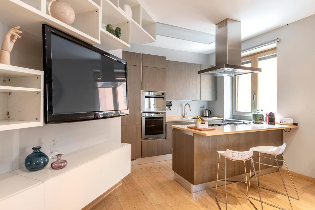 een keuken met een grote flatscreen-tv aan de muur bij Première in Rome