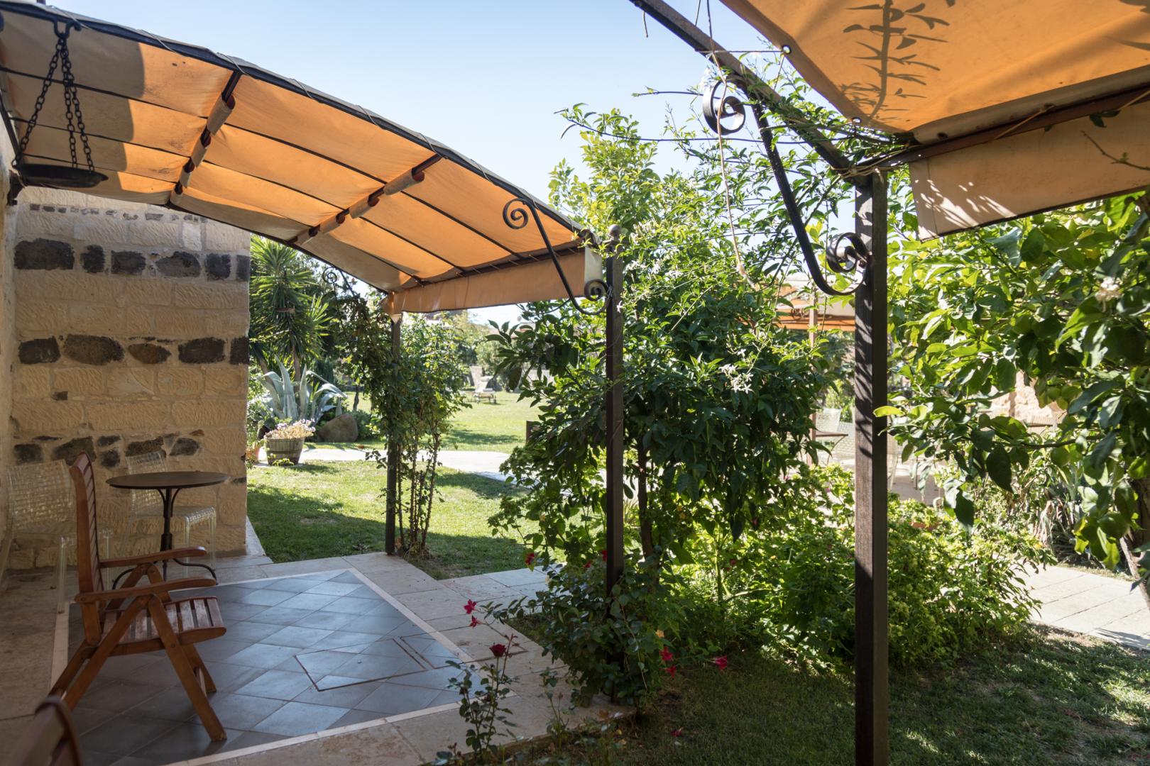 Buitenzwembad met ligbedden — Maison Tresnuraghes