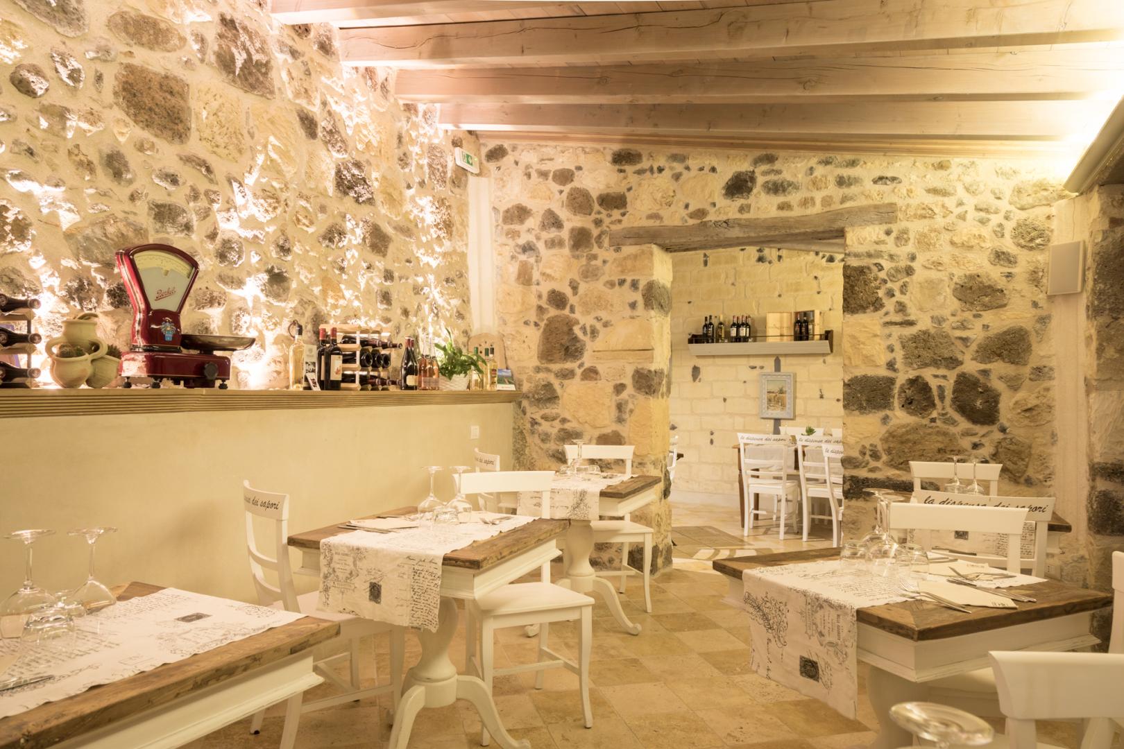 Restaurant met gedekte tafels — Maison Tresnuraghes
